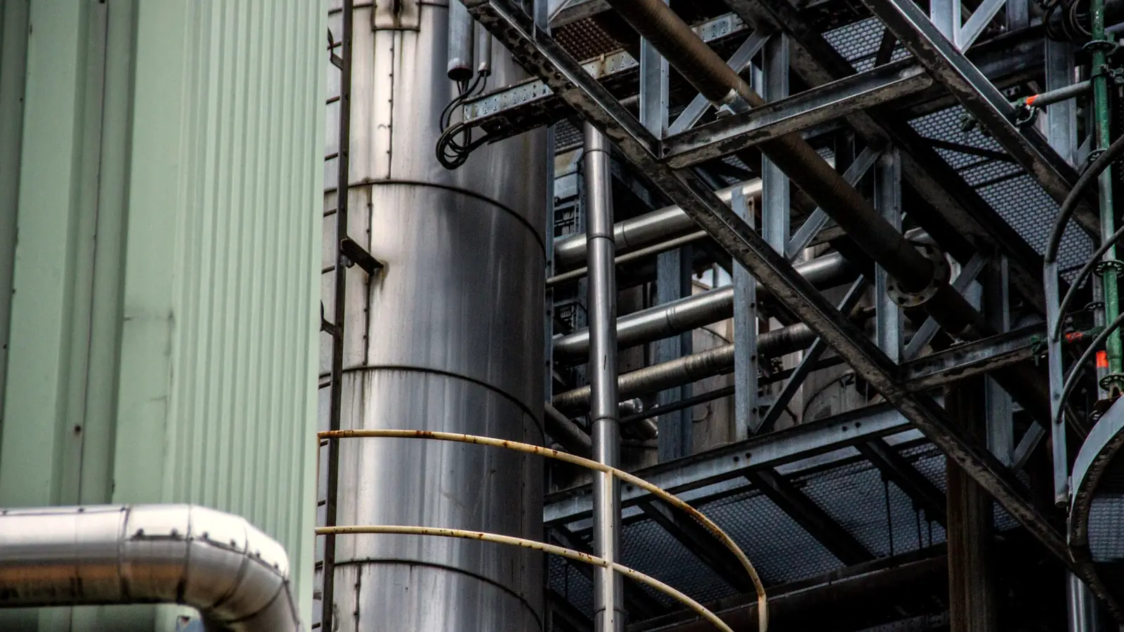 Pipework and steel structures in a plant